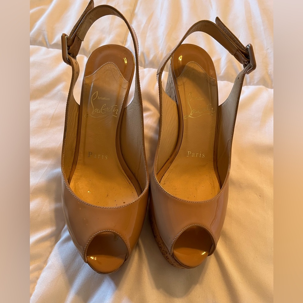 Christian Louboutins Une Wedge Nude